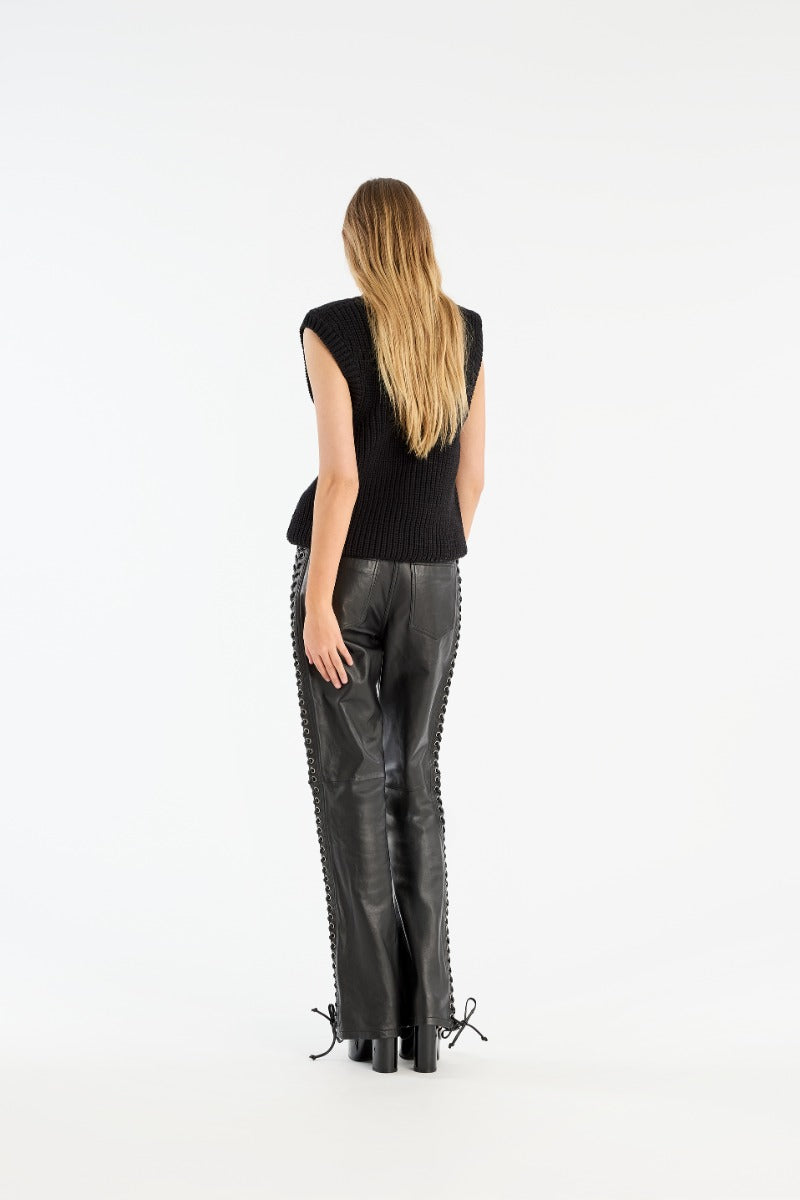 Laced leather pantalón