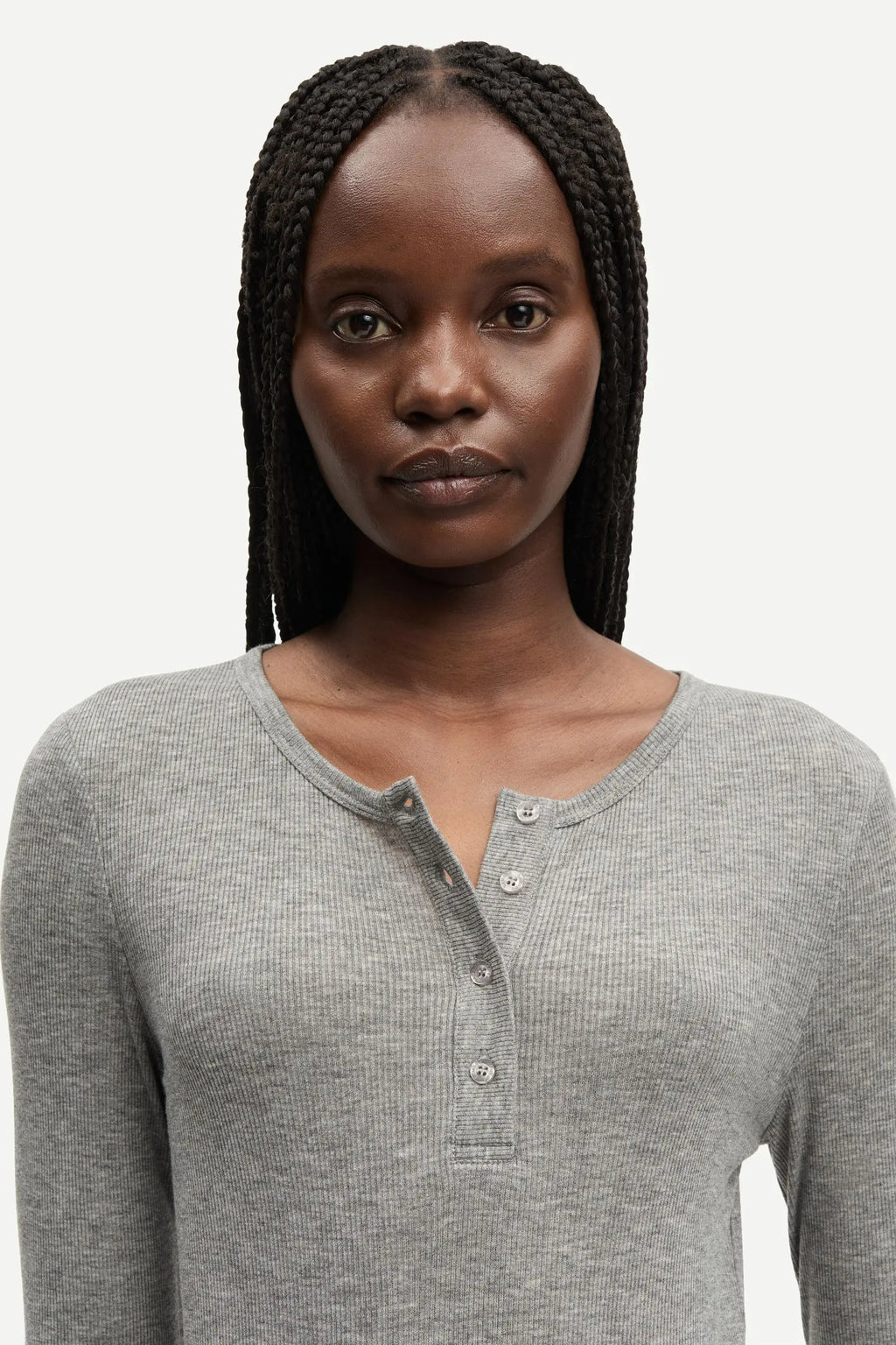 Sadodo Camiseta Gris — Algodón Orgánico Manga Corta Cuello Redondo | Samsoe-Samsoe