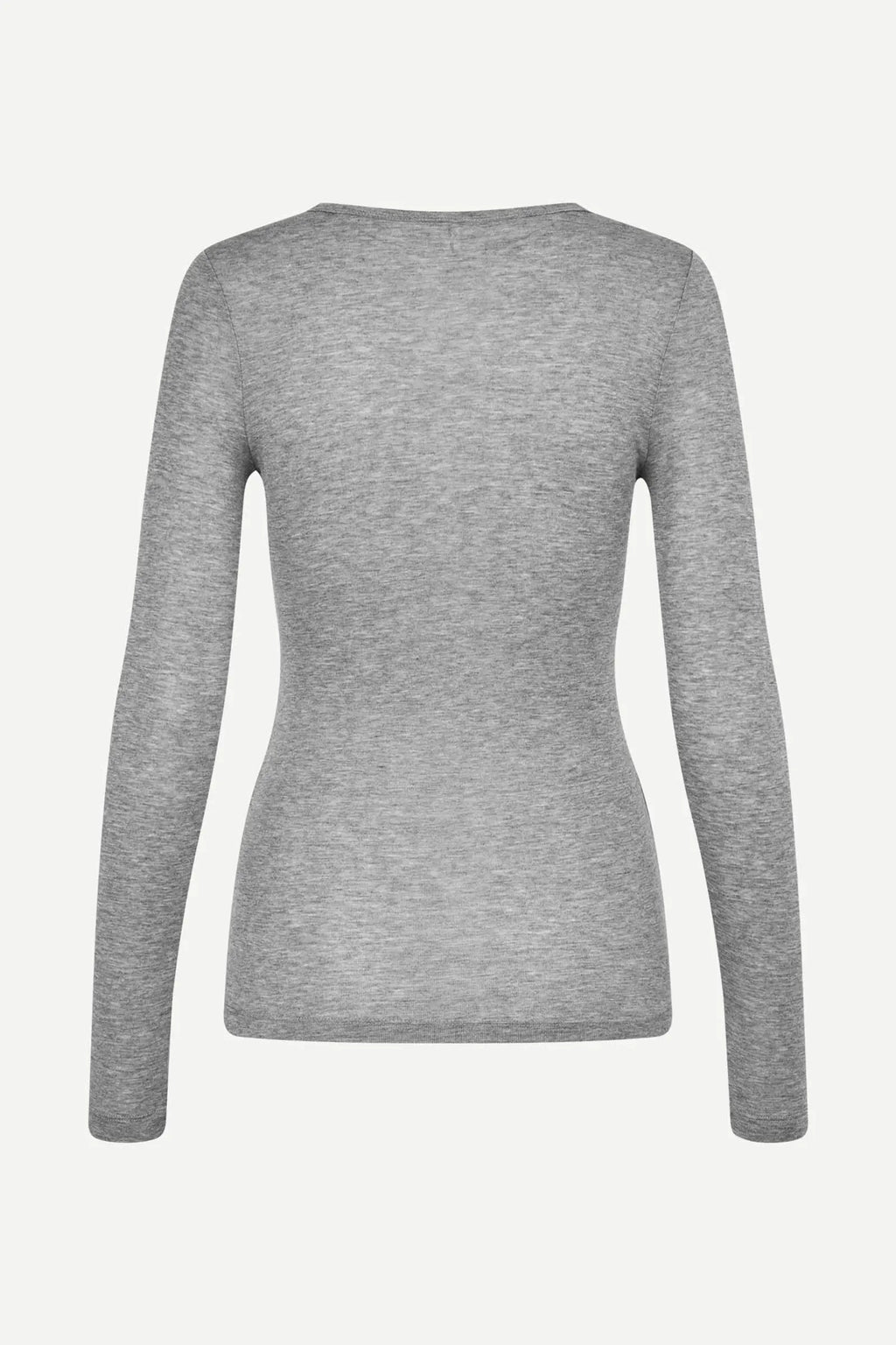 Sadou camiseta gris.