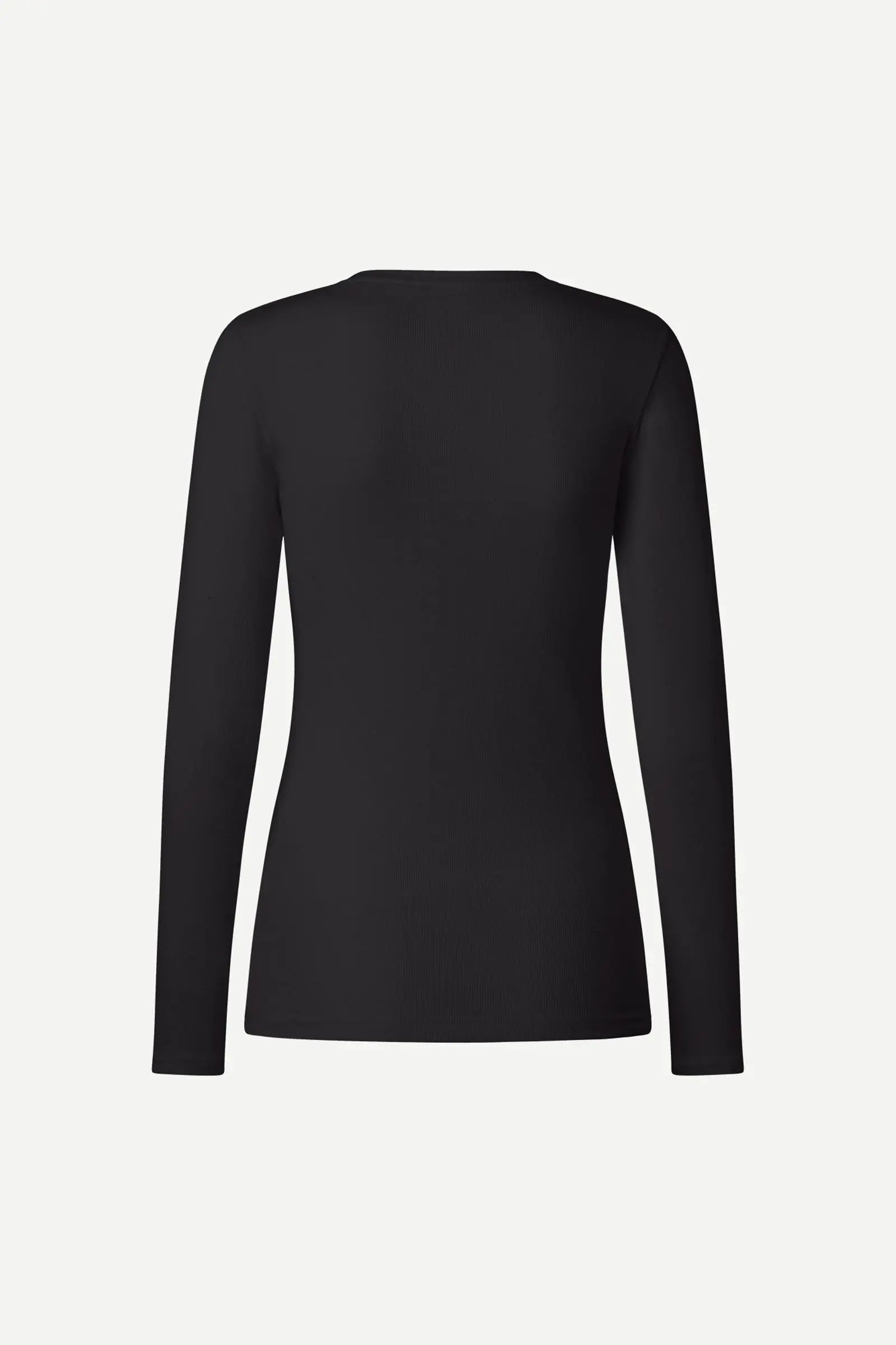 Alexa camiseta negra.