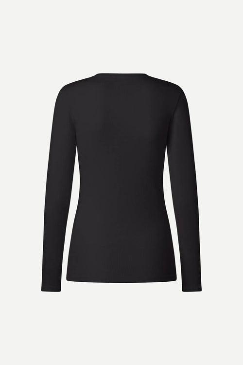 Alexa camiseta negra.