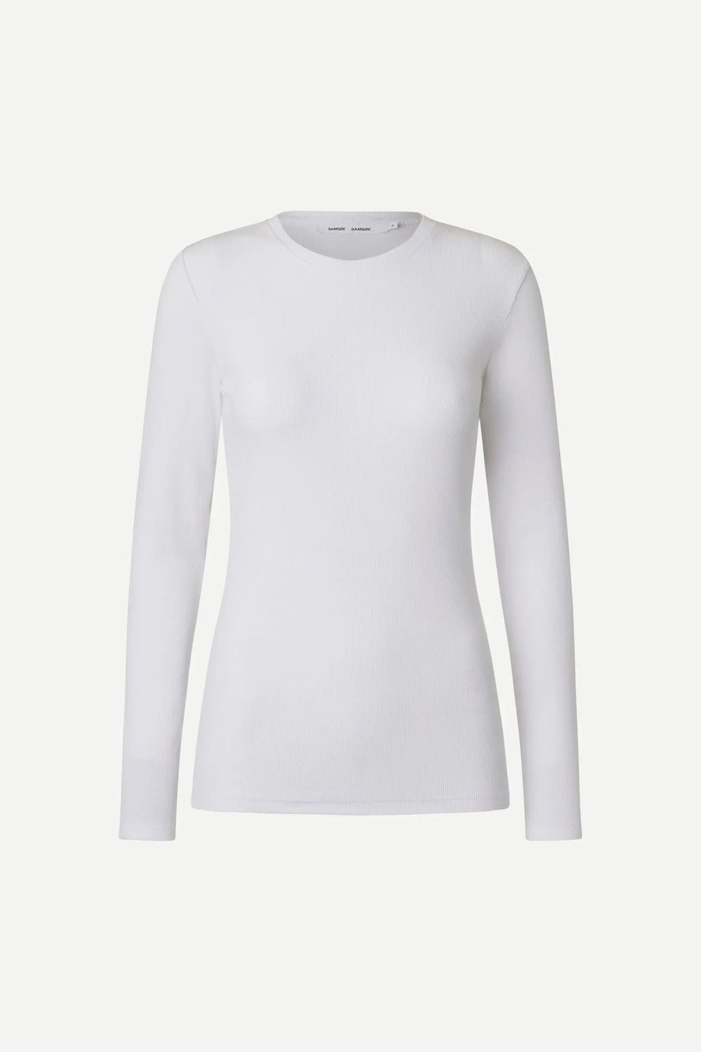 Alexa camiseta blanca.