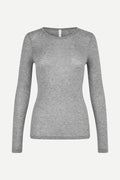 Sadou camiseta gris.