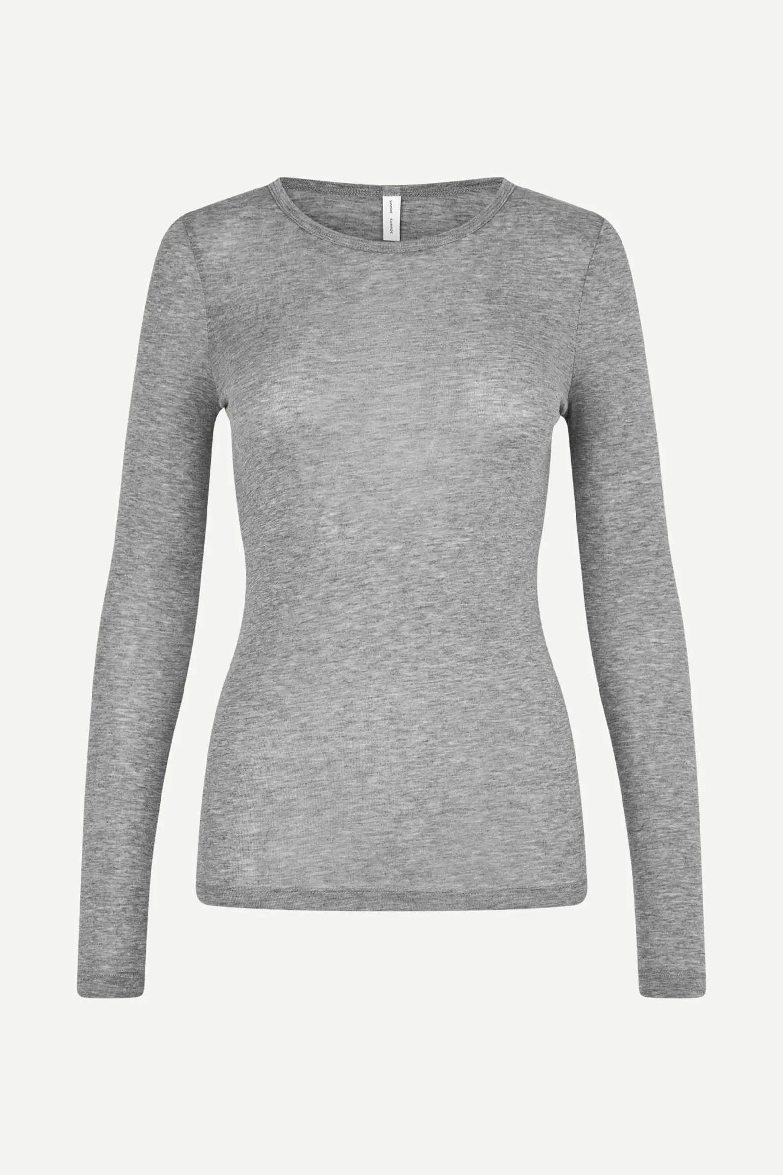 Sadou camiseta gris.