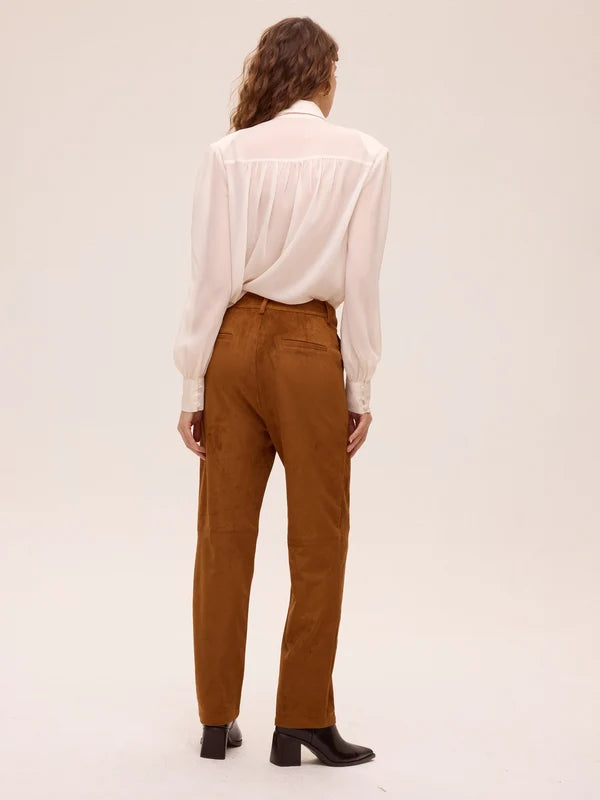 Allure camisa blanca.