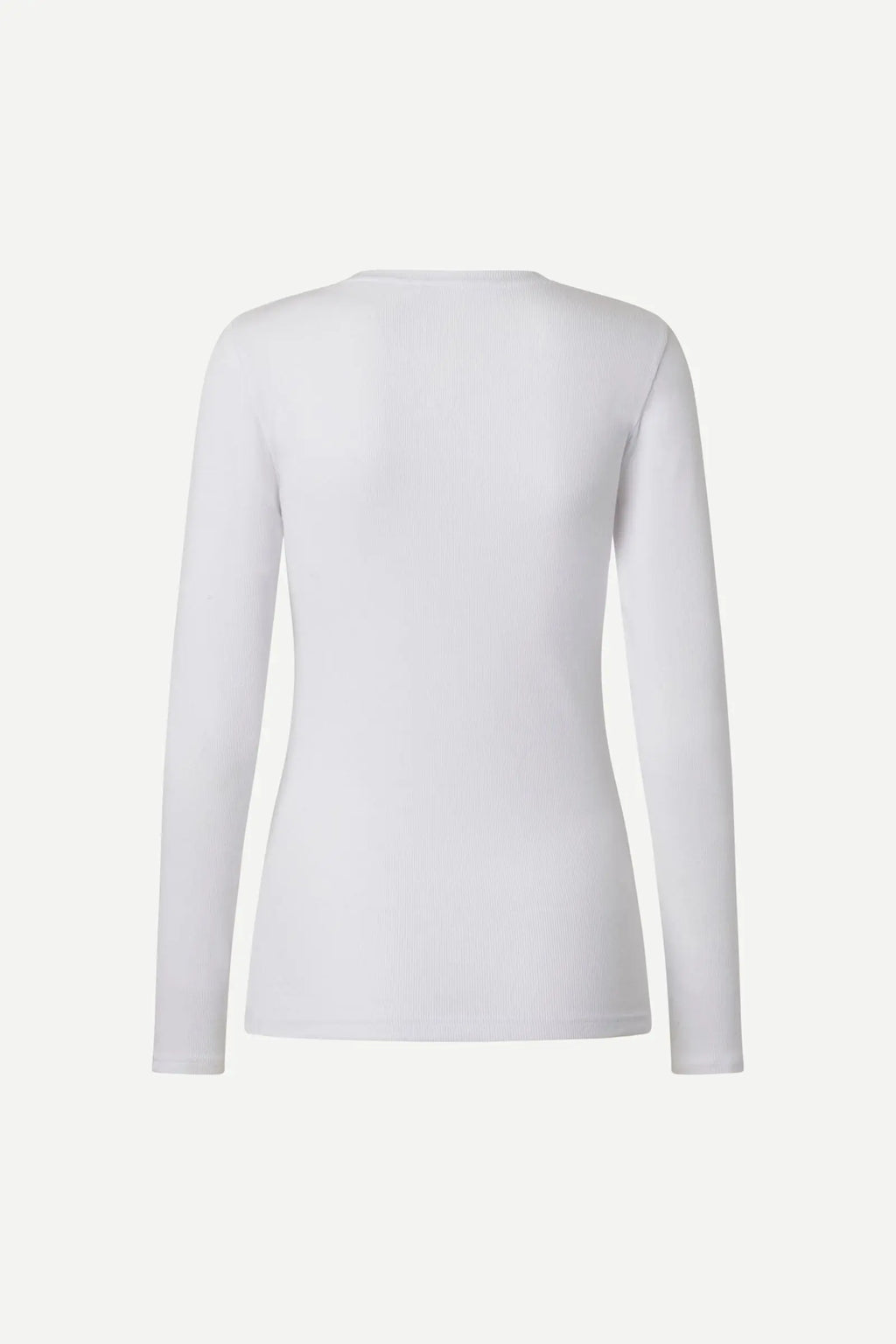 Alexa camiseta blanca.