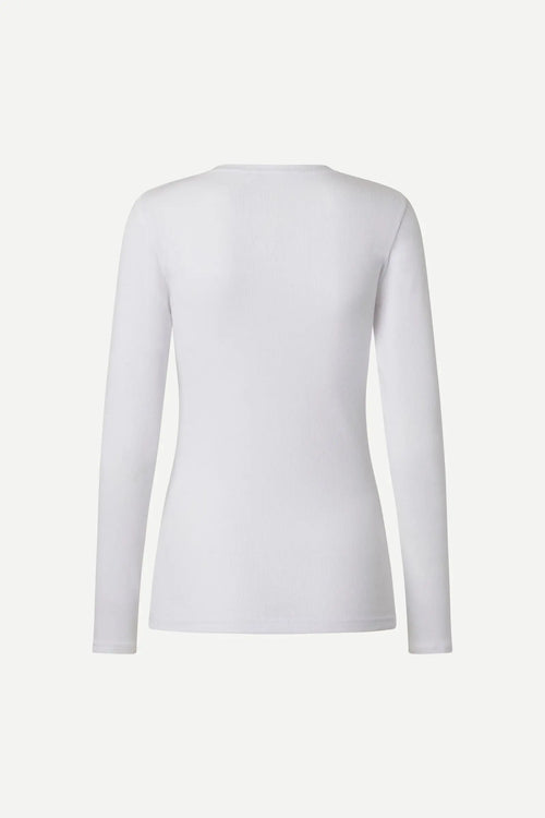 Alexa camiseta blanca.