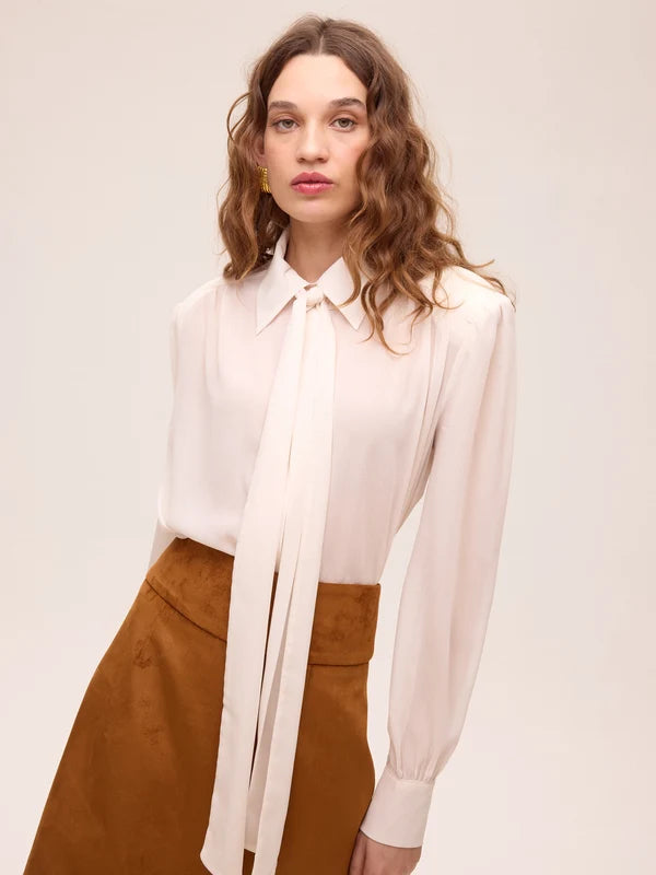 Allure camisa blanca.