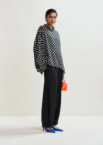 Joyetta Camisa Topos Blanco y Negro — Holgada Cuello Subido Manga Amplia | Essentiel