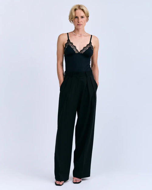 Bria Top Negro — Estilo Lencero Satén Elástico con Puntilla | Love Stories