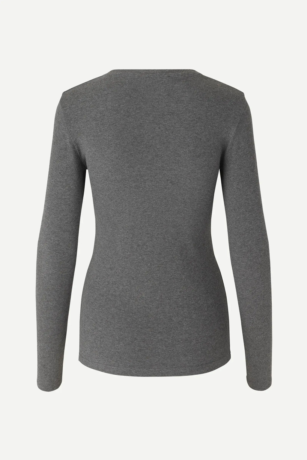 Alexa camiseta gris.