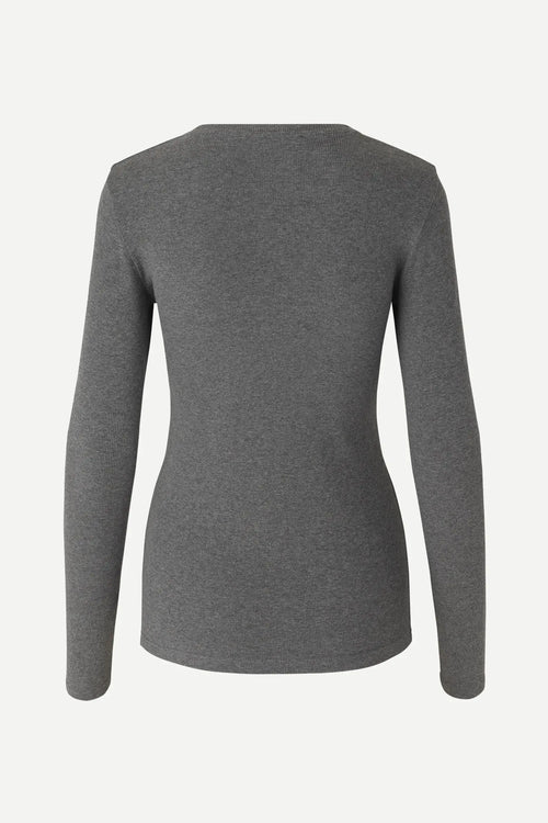 Alexa camiseta gris.