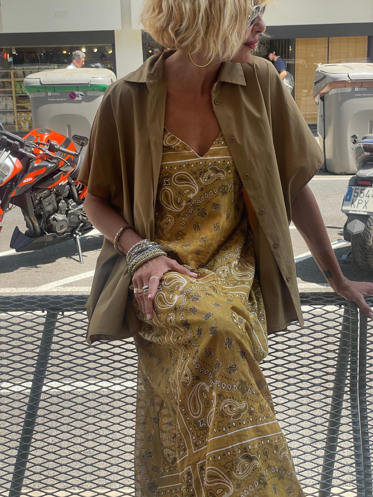 Camisa popeline over camel