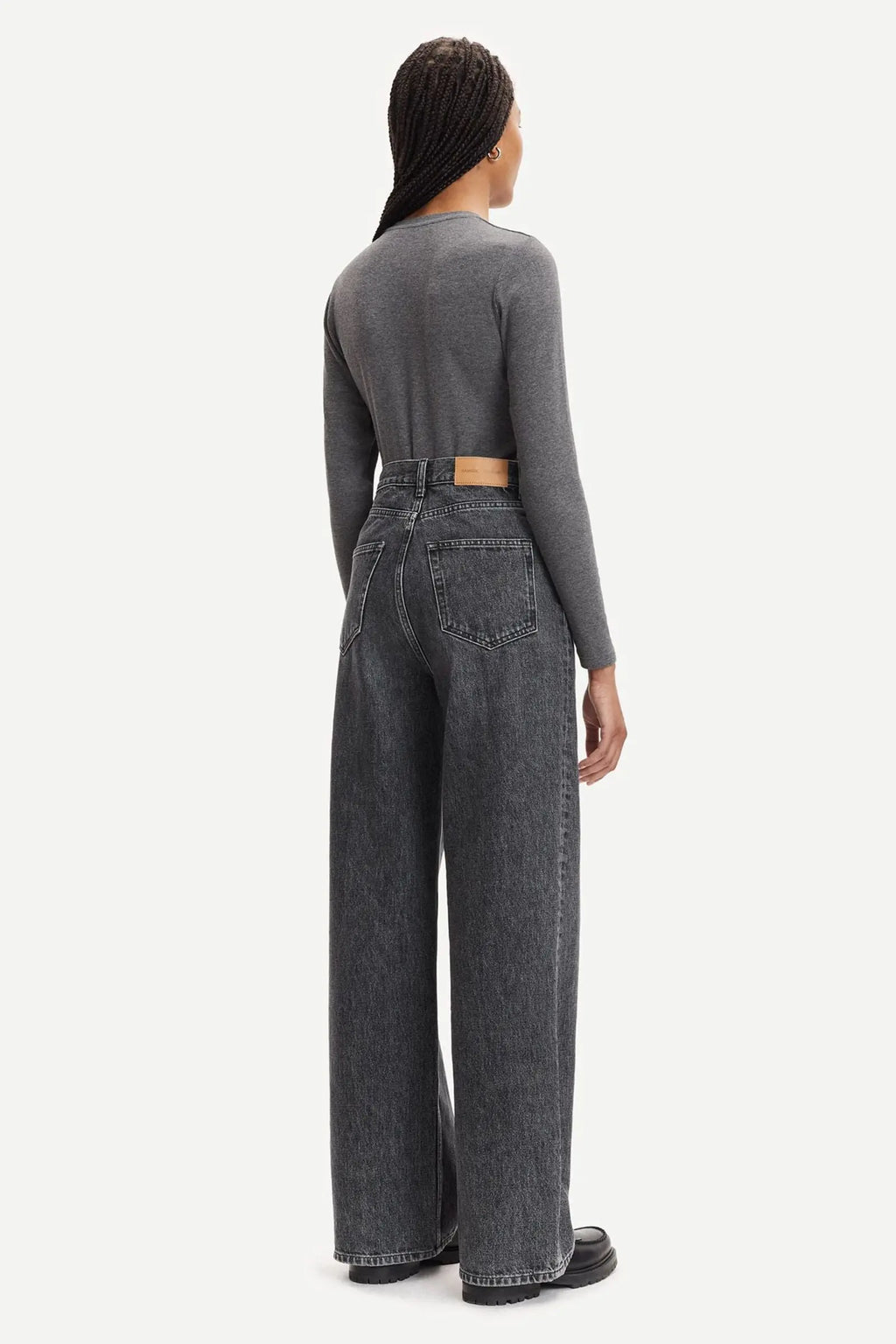Alexa camiseta gris.