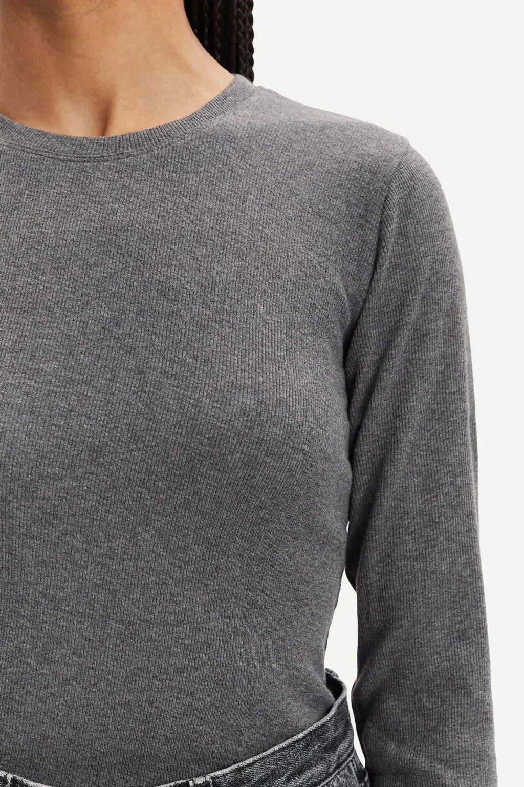 Alexa camiseta gris.
