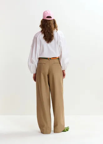 Joviaal Pantalón Camel — Tejido Fluido Tiro Alto Corte Amplio | Essentiel Antwerp