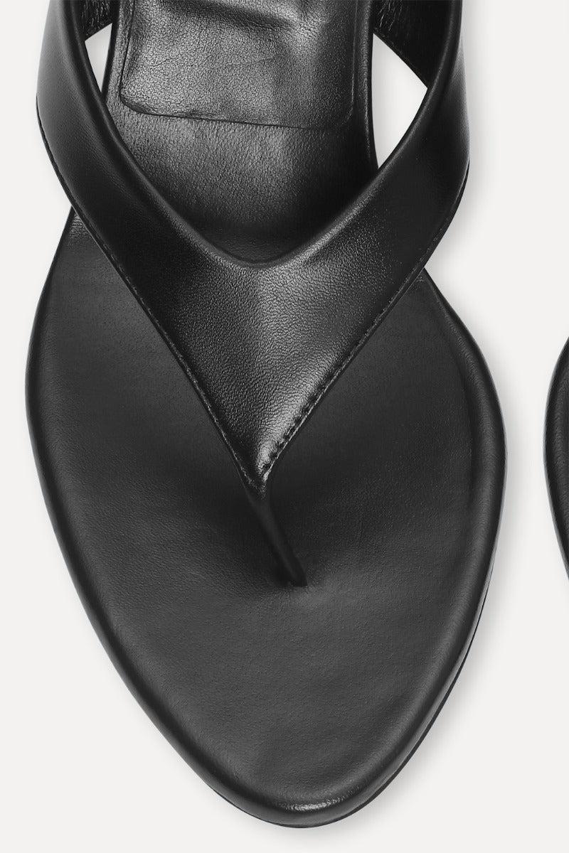 Kitten Heel Leather Mule Negra.