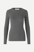 Alexa camiseta gris.