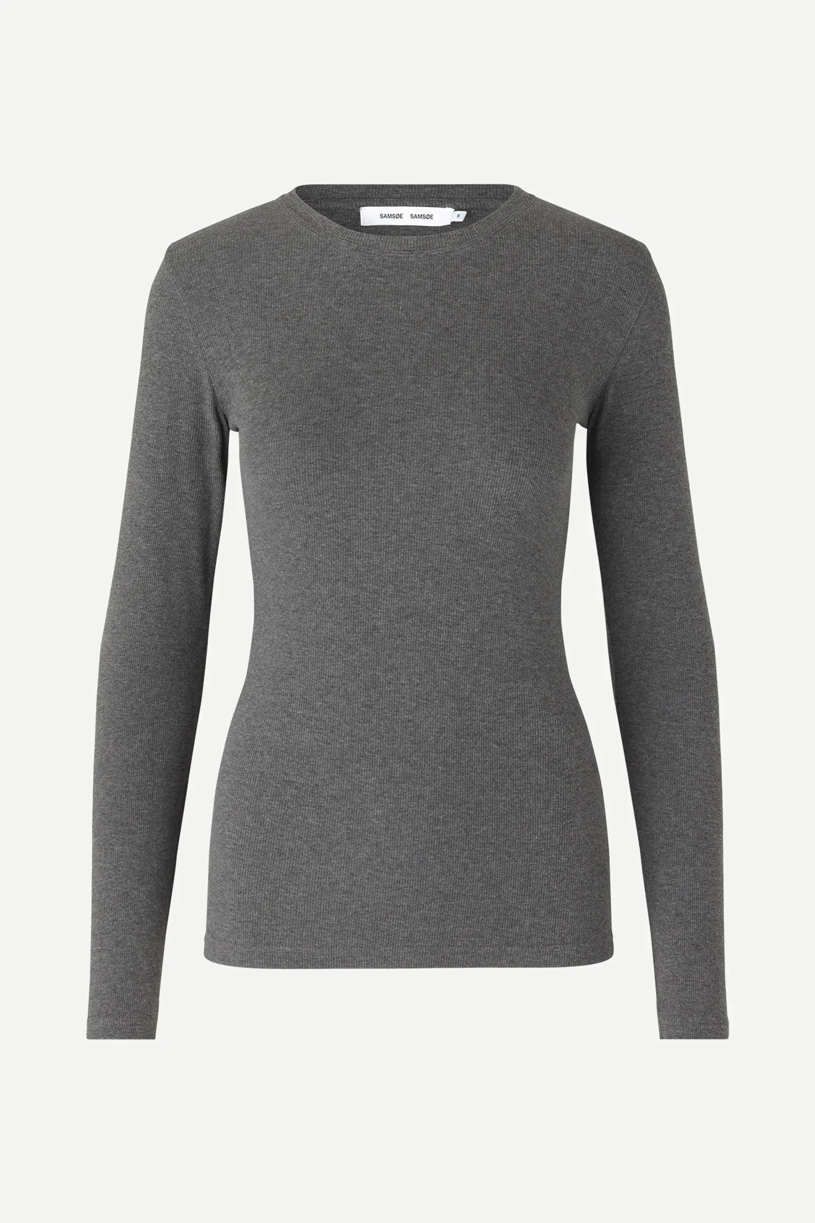 Alexa camiseta gris.