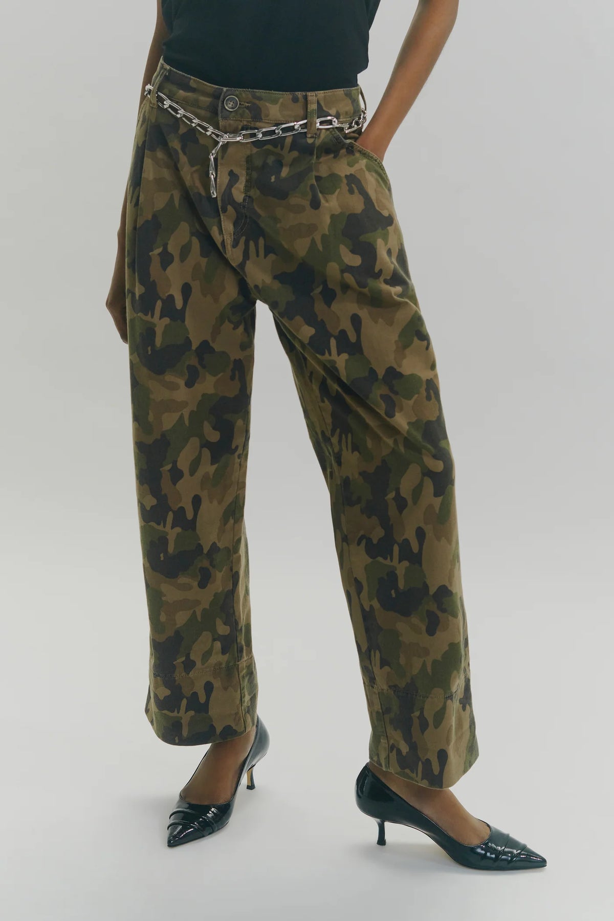 Pantalón camuflaje.