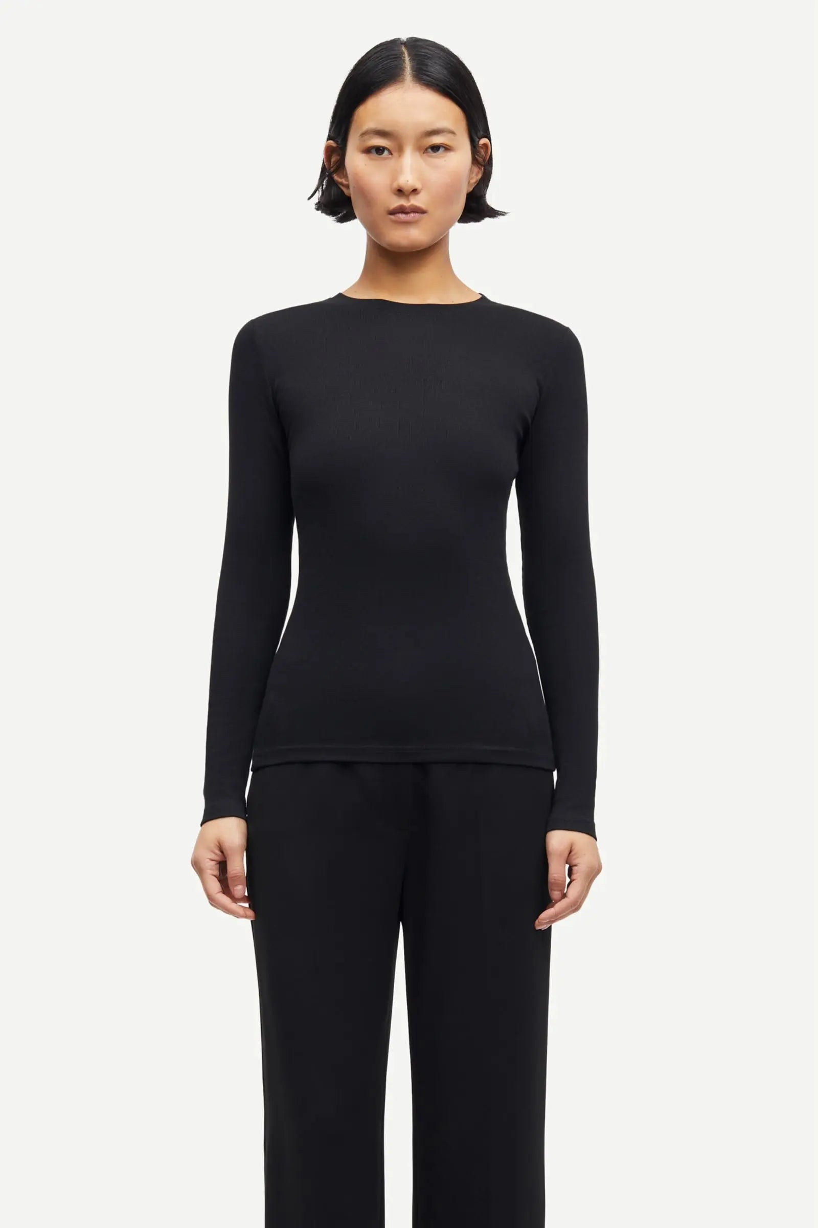 Alexa camiseta negra.