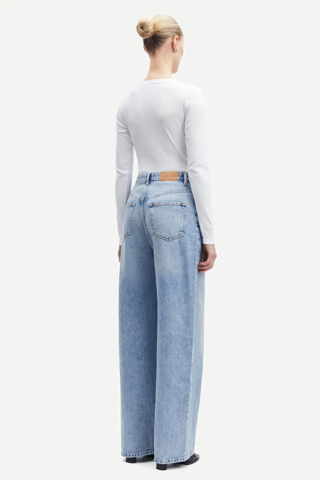 Alexa camiseta blanca.