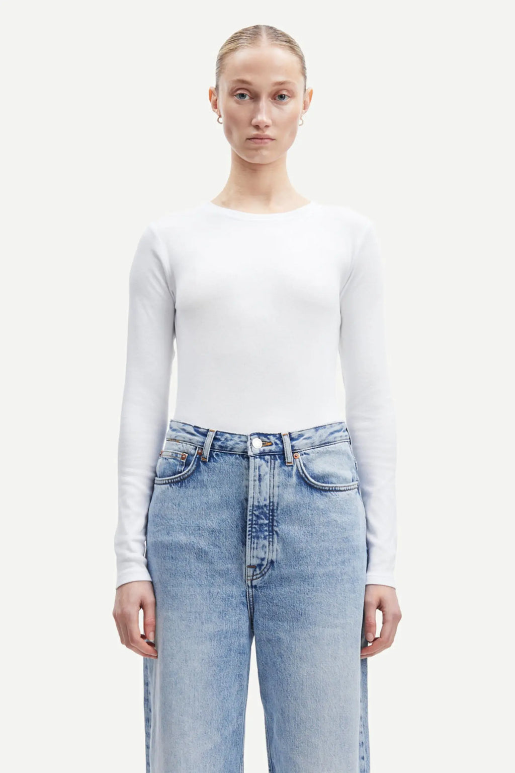 Alexa camiseta blanca.