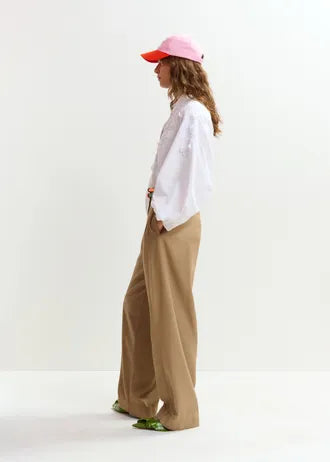Joviaal Pantalón Camel — Tejido Fluido Tiro Alto Corte Amplio | Essentiel Antwerp