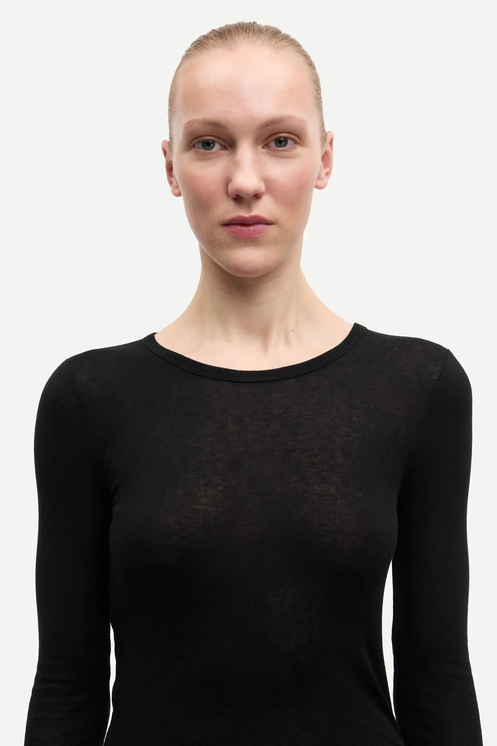 Sadou camiseta negra.