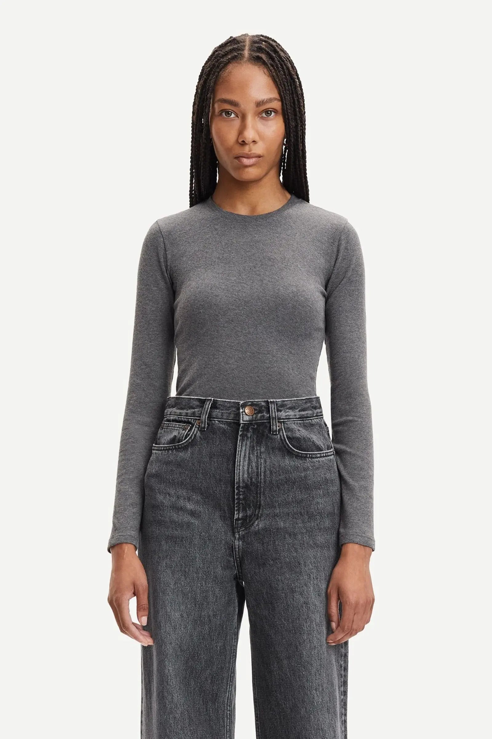 Alexa camiseta gris.