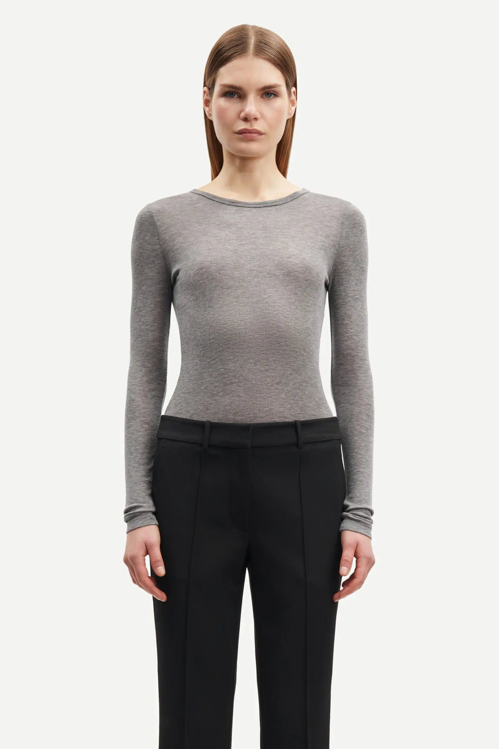 Sadou camiseta gris.