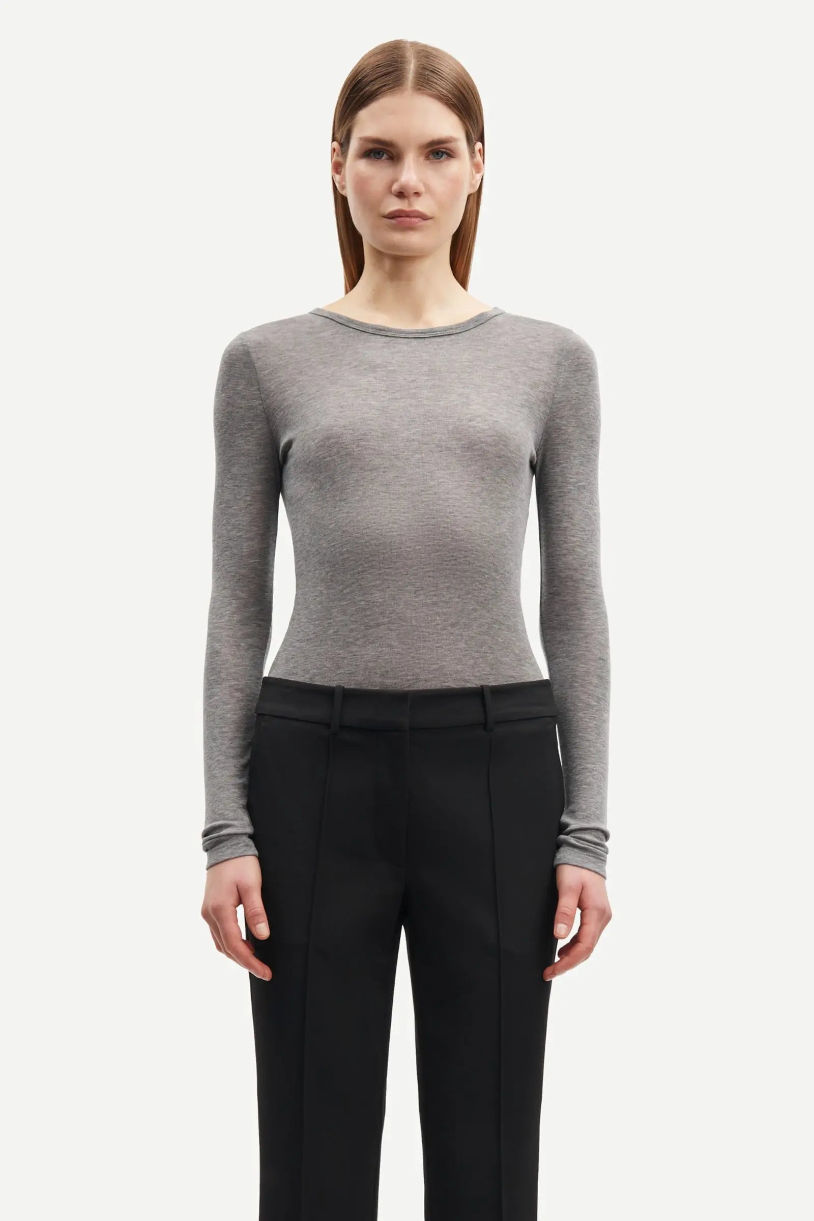 Sadou camiseta gris.