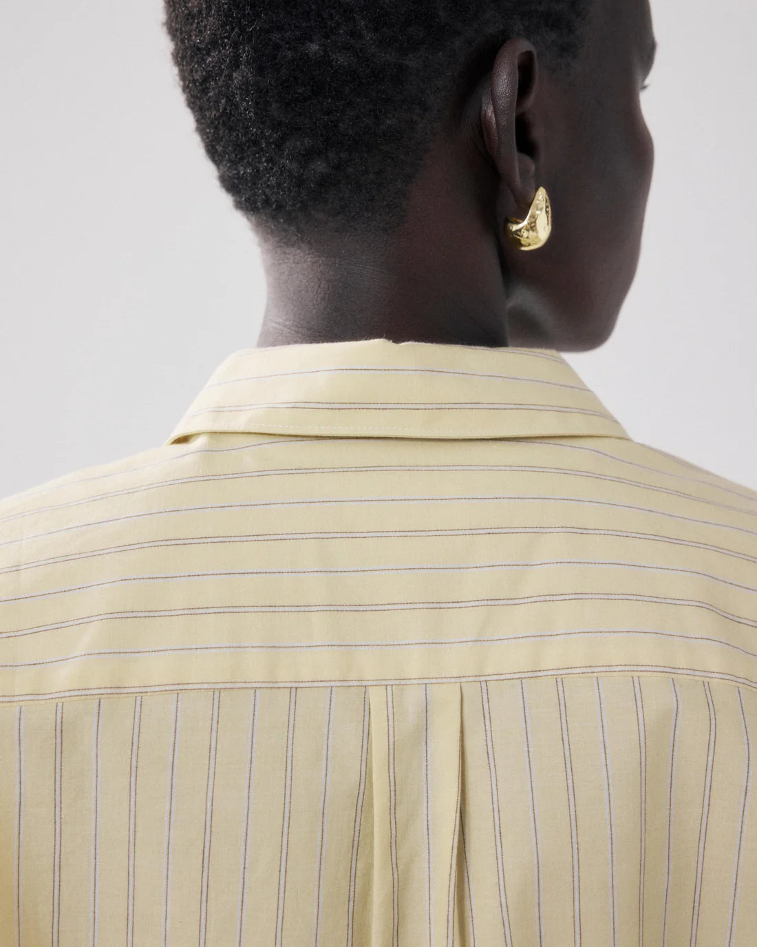 Charlot Camisa Amarilla.