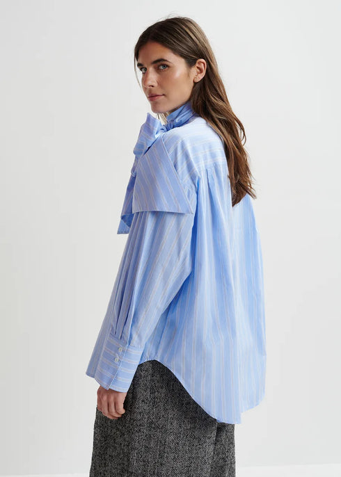 Greta camisa blanca azul