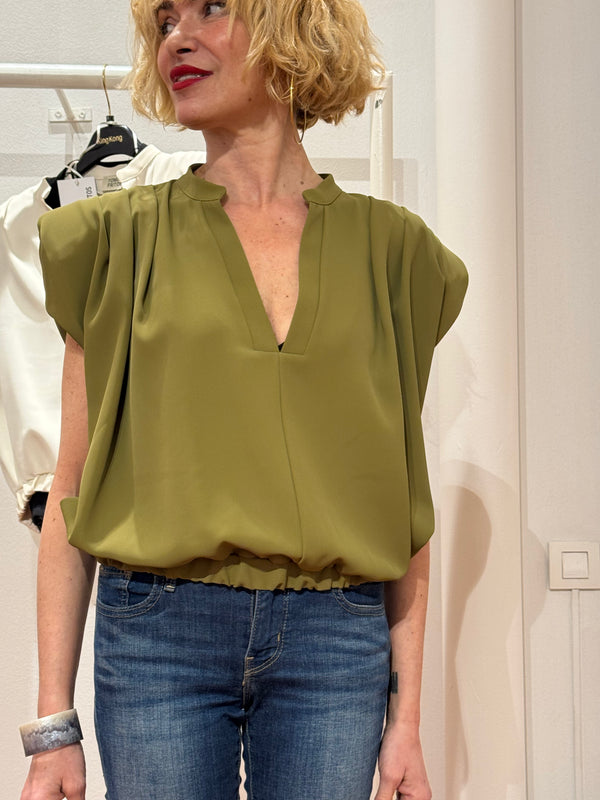 Top crepe cuello pico hombrera