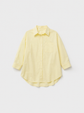 Camisa manga al codo amarilla.