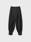 Pantalón bombacho botones negro.