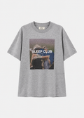 Sleep Club camiseta gris.