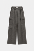 Pantalón cargo gris.