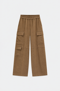 Pantalón cargo camel.