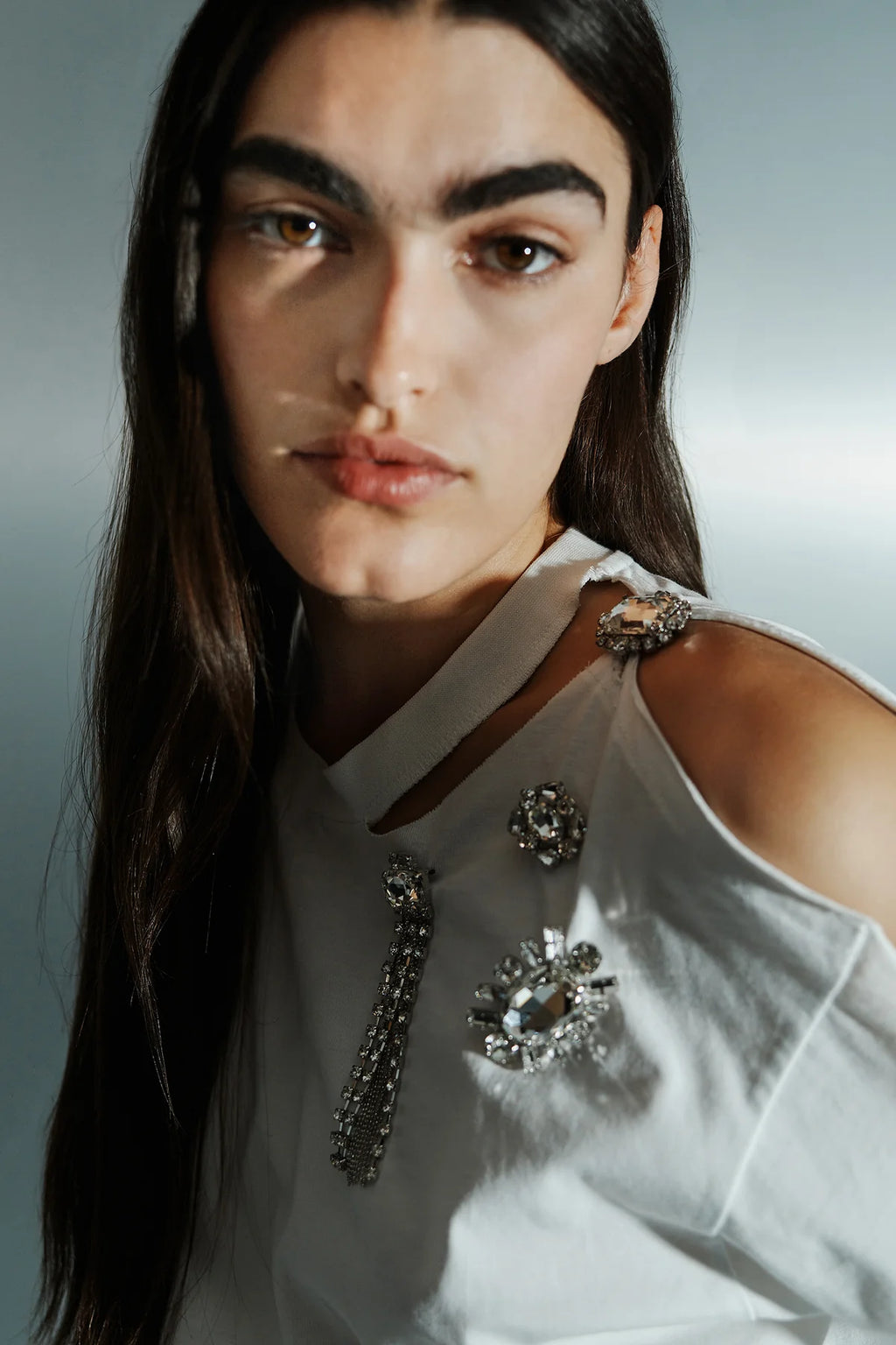 Camiseta cut out con strass