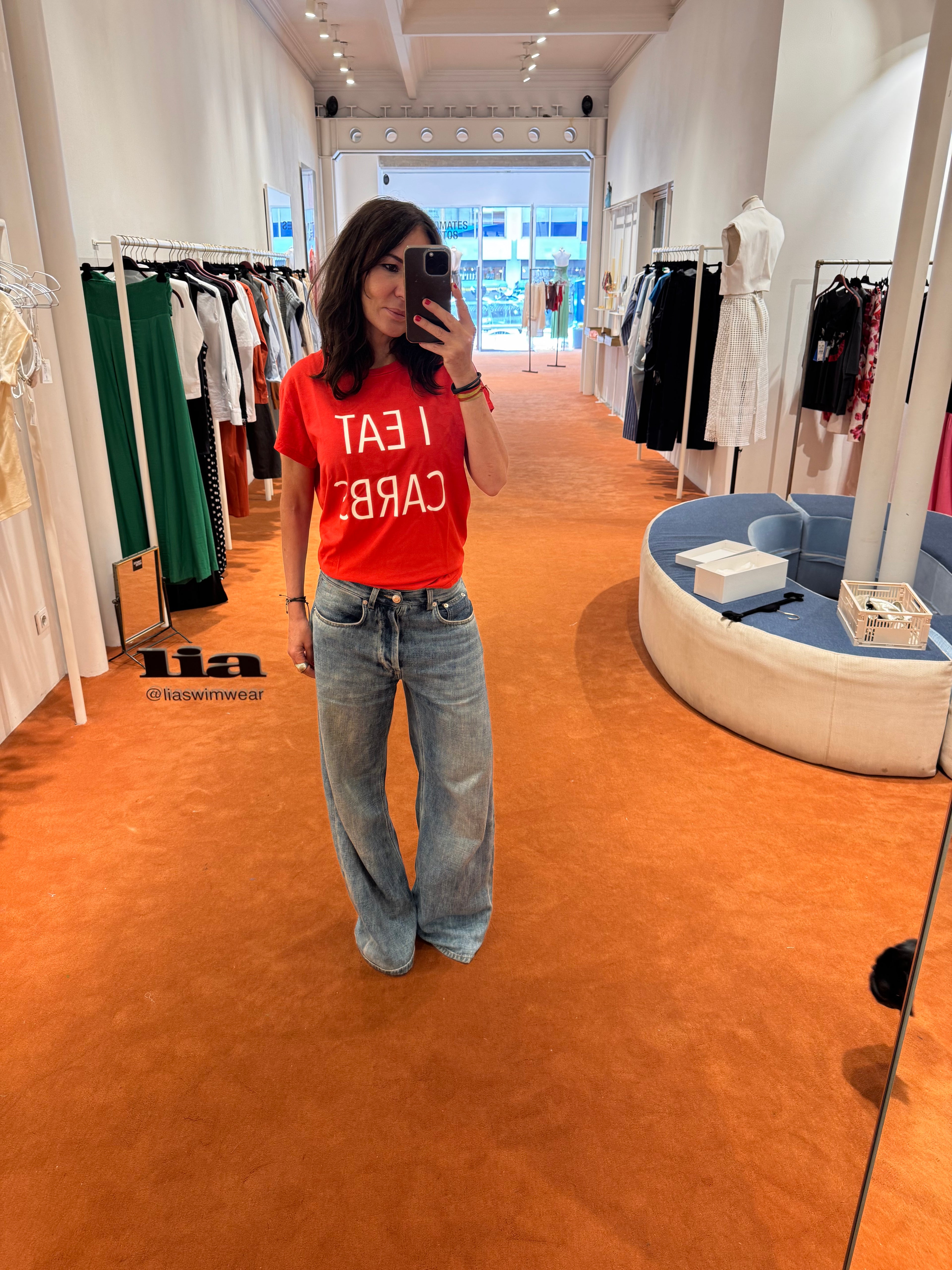 Camiseta roja “Carbs”.