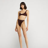 Bikini Lumiere estilo 90´s de Oserée en color marrón con purpurina. Braguita tiro alto y top sporty. Envíos gratuitos a partir de 200€. Devoluciones fáciles.