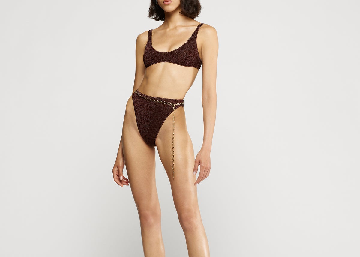 Bikini Lumiere estilo 90´s de Oserée en color marrón con purpurina. Braguita tiro alto y top sporty. Envíos gratuitos a partir de 200€. Devoluciones fáciles.
