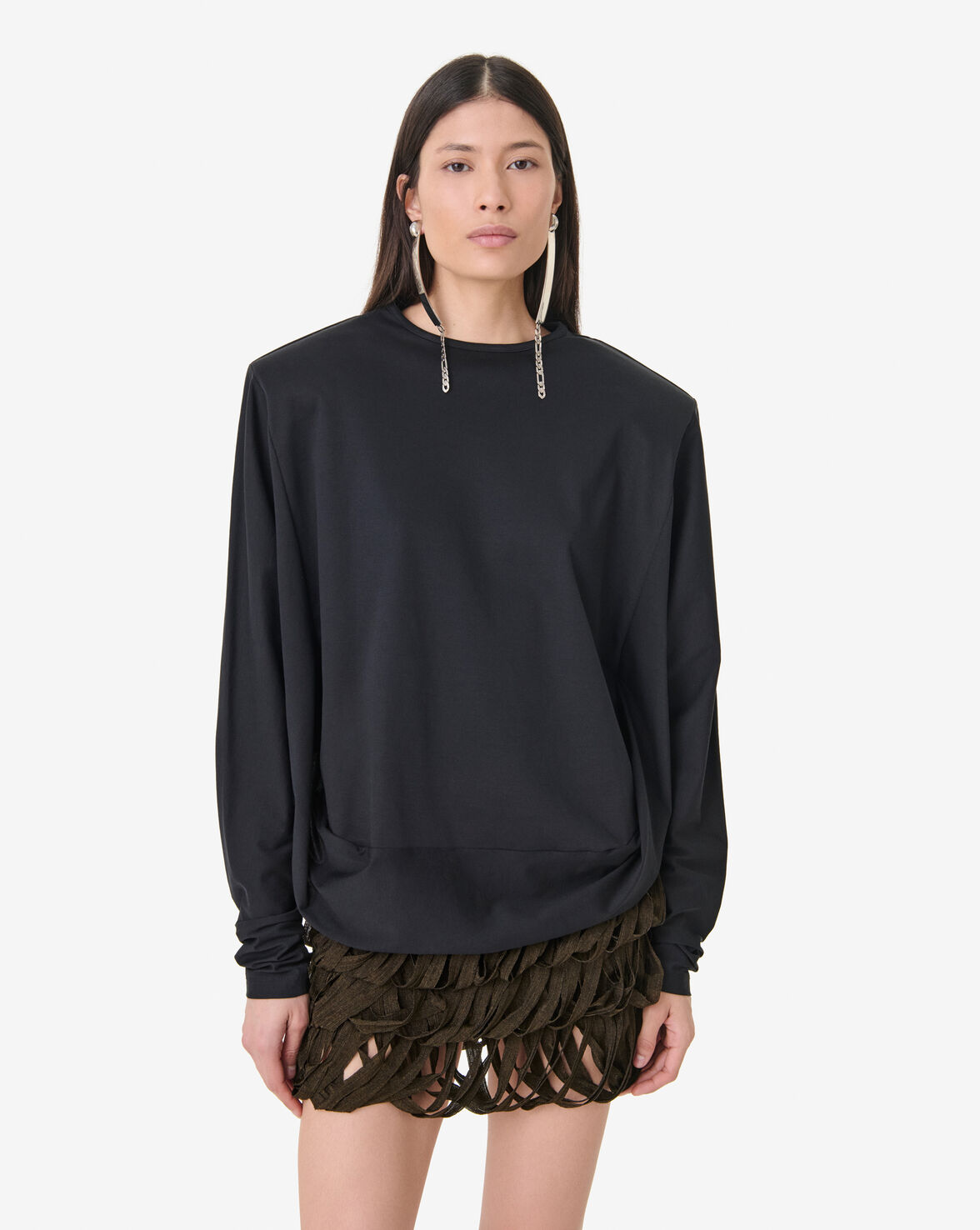 Arum camiseta negra.