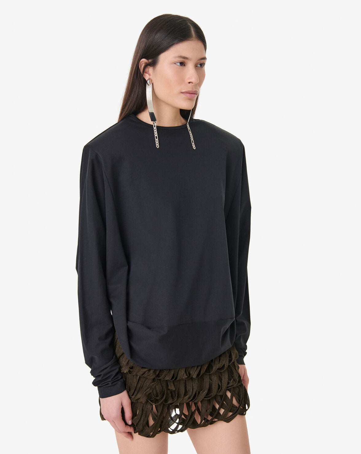 Arum camiseta negra.