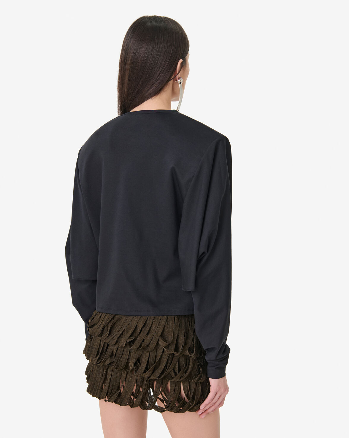 Arum camiseta negra.