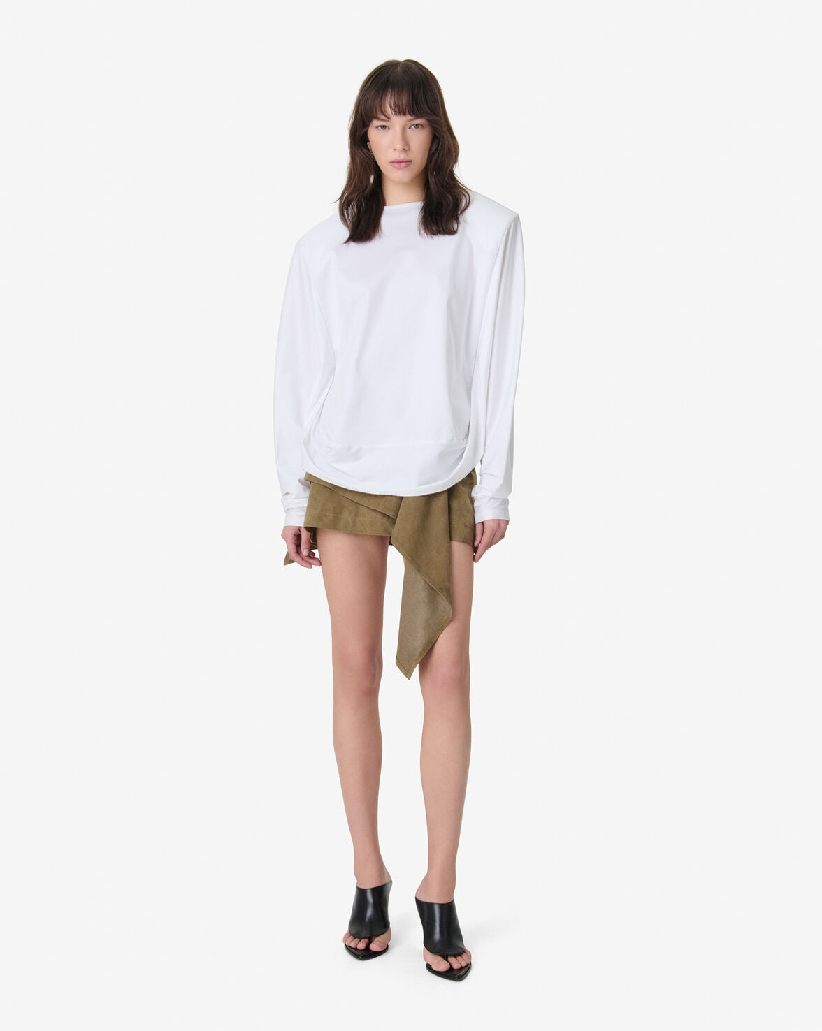 Arum camiseta blanca.