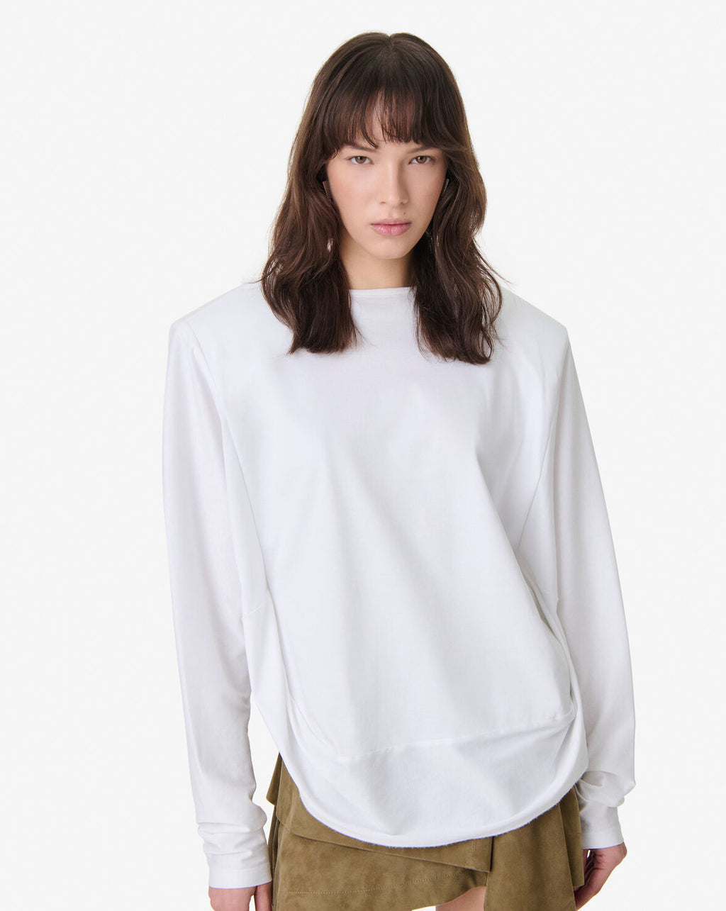 Arum camiseta blanca.