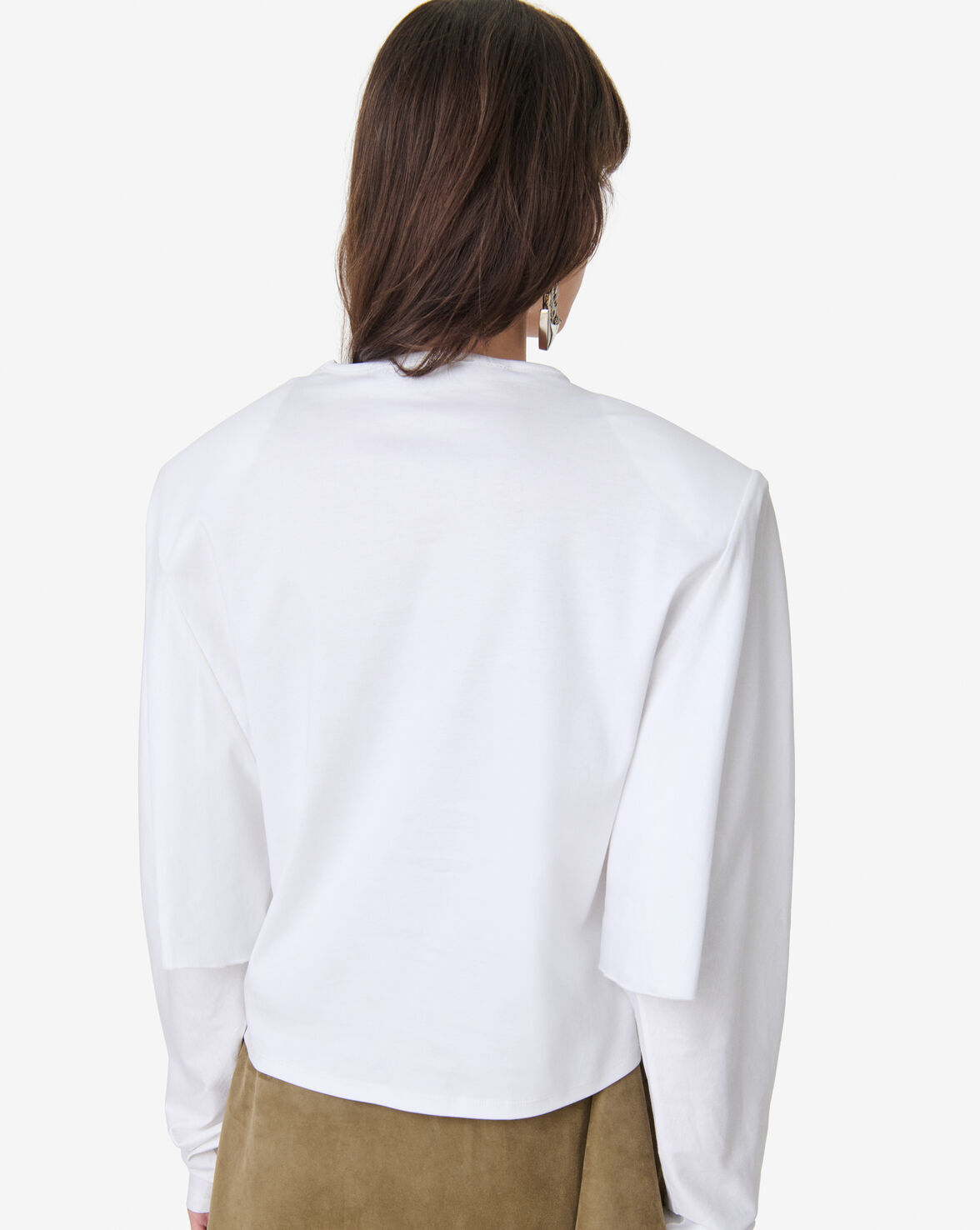 Arum camiseta blanca.